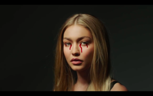  Gigi in Zayn's Pillowtalk muziek Video