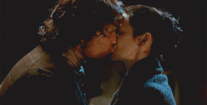 Jamie and Claire kiss-2x12