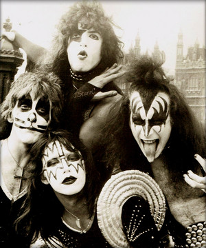  吻乐队（Kiss） ~London, England…May 10, 1976 (Westminster bridge)