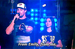  Stephen Amell receives the mtv Ship of the tahun