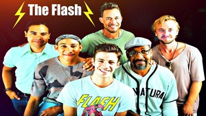  The Flash Cast karatasi la kupamba ukuta