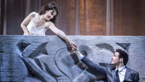 embargoed until 21.30 bst 25 may 2016 kbtc romeo and juliet garrick theatre lily james juliet and ri