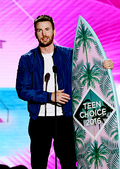  Chris Evans accepts the award for Choice Movie Actor onstage during Teen Choice Awards 2016 at The F
