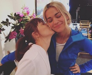  Dakota giving FSOG co estrella Rita Ora a cheeky kiss