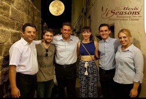  Daniel Radcliffe in Turkey at a Greek Mediterranean restaurant. (Fb.com/DanieljacobRadcliffeFanClub)