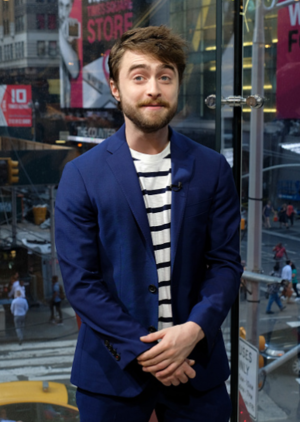  Exclusive: Daniel Radcliffe Visit 'Extra' (Fb.com/DanielJacobRadcliffeFanClub)