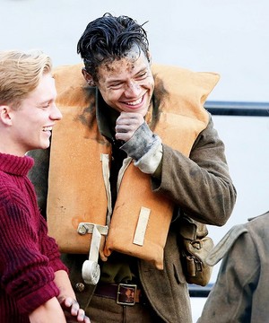 Harry Styles and Tom Glynn-Carney on the set of Dunkirk