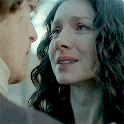  Jamie and Claire kiss-Season 2