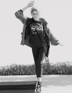  Kristen Stewart photographed سے طرف کی Liz Collins for Elle UK, August 2016