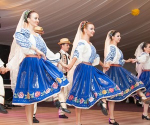  Traditional romanian women national dress costume port مقبول romanesc