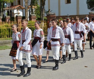  Romanian people traditional dress port مقبول