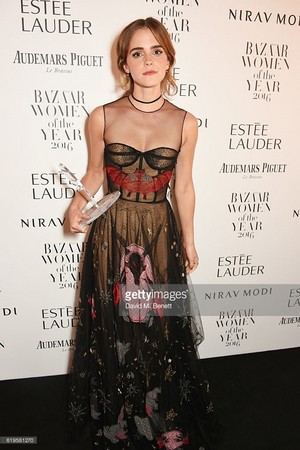  Emma Watson at Harper's Bazaar's Woman of the Year, in लंडन [October 31, 2016]