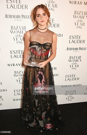  Emma Watson at Harper's Bazaar's Woman of the Year, in Лондон [October 31, 2016]