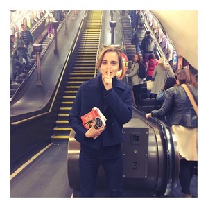  Emma Watson has hidden sách on the Tube