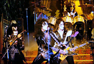  吻乐队（Kiss） ~Hollywood, California…October 29, 1976 (Paul Lynde 万圣节前夕 special)