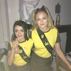  Sophie Turner and Maisie Williams dressed as 哈希 Brownies for 万圣节前夕