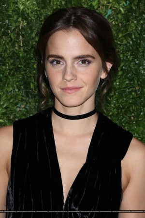  Emma Watson attends at the MoMA Film Benefit presented 由 CHANEL, A Tribute To Tom Hanks