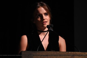  Emma Watson attends at the MoMA Film Benefit presented 의해 CHANEL, A Tribute To Tom Hanks