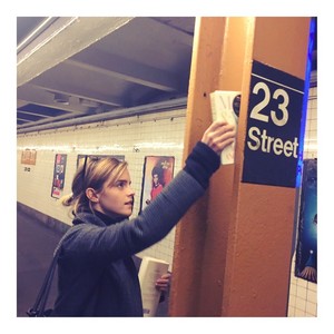  Emma hiding free buku in New York