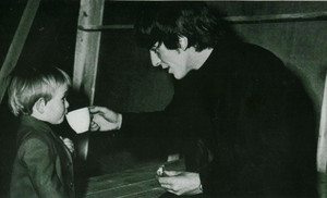  George sharing his thé with a young boy