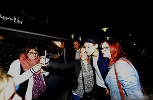 Harry with fans