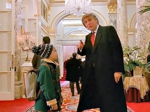  That moment when u realize Donald Trump was in home pagina Alone 2
