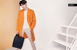  'Samsonite Red' drops handsome cuts of new model Lee Jong Suk