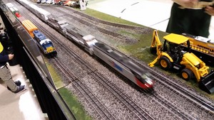  Model Train hiển thị