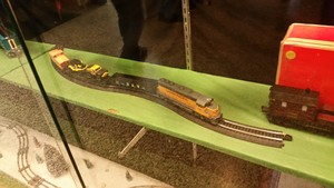  Model Train hiển thị