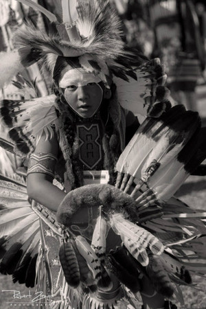  Native Dancer San Manuel Powwow por Robert Zimiga