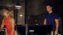  Oliver Queen being utterly confused سے طرف کی Felicity Smoak