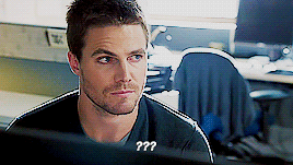  Oliver Queen being utterly confused سے طرف کی Felicity Smoak