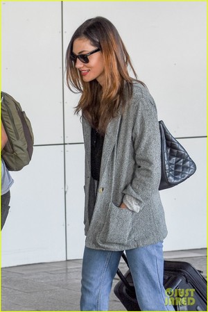  Paul Wesley and Phoebe Tonkin Jet To Her Главная in Australia For The Holidays!