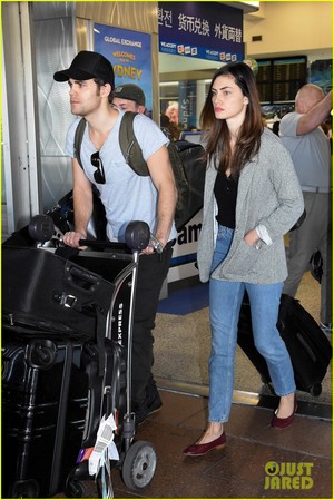  Paul Wesley and Phoebe Tonkin Jet To Her 首页 in Australia For The Holidays!