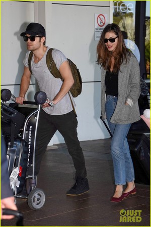  Paul Wesley and Phoebe Tonkin Jet To Her início in Australia For The Holidays!