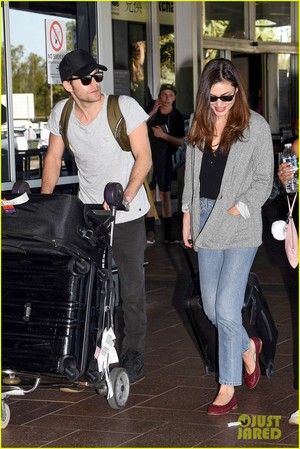  Paul Wesley and Phoebe Tonkin Jet To Her ホーム in Australia For The Holidays!