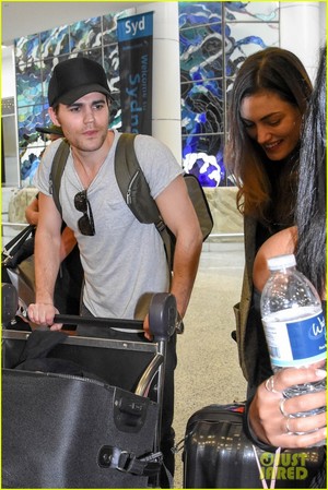 Paul Wesley and Phoebe Tonkin Jet To Her accueil in Australia For The Holidays!