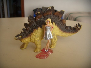  芭比娃娃 e lo stegosauro