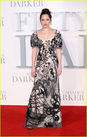  Dakota Johnson and Jamie Dornan Pair Up For 'Fifty Shades Darker' Premiere in Luân Đôn