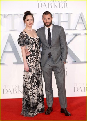  Dakota Johnson and Jamie Dornan Pair Up For 'Fifty Shades Darker' Premiere in Лондон