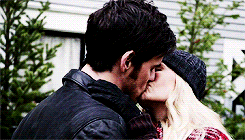  Emma and Hook kiss - 6x12