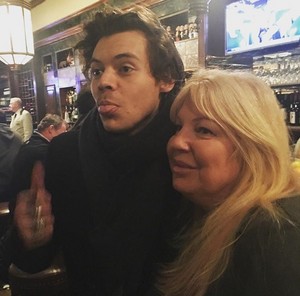  Harry with 팬 recently