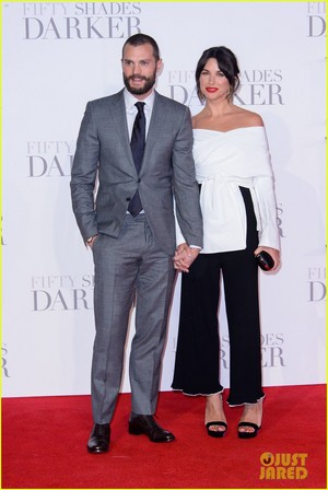  Jamie Dornan and Wife Amelia Warner Look So In 사랑 at 'Fifty Shades Darker' 런던 Premiere!