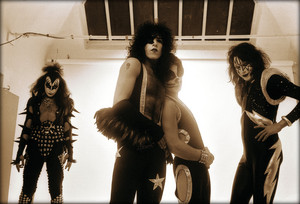  Kiss ~Los Angeles, California…May 30, 1975 (White Room session)
