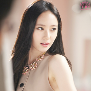  Krystal shows off her glowing skin and beauty in new cuts for 'Etude House'