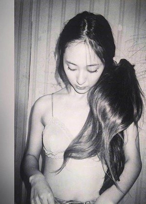  Krystal takes a bath in foto-foto for her art collaboration exhibit
