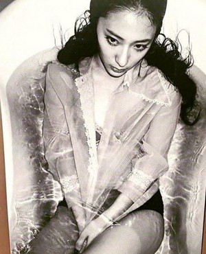  Krystal takes a bath in चित्रो for her art collaboration exhibit