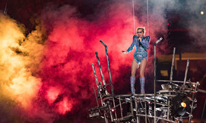  Lady Gaga Performing Super Bowl LI Halftime दिखाना