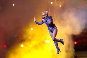  Lady Gaga Performing Super Bowl LI Halftime Zeigen