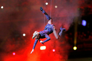  Lady Gaga Performing Super Bowl LI Halftime tunjuk